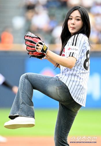  Bibi's powerful first pitch on the Jamsil mound