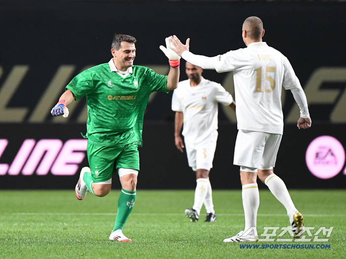  Casillas, goalkeeper's cheers to score goals