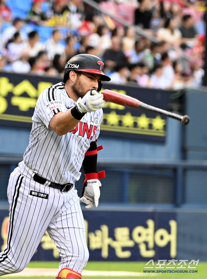  A come-from-behind, two-run shot Austin, a powerful bat flip