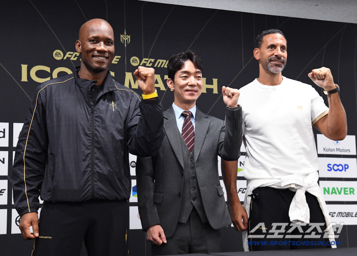  A commemorative photo with Drogbafer Dinand, Nexon Vice President Park Jung-moo