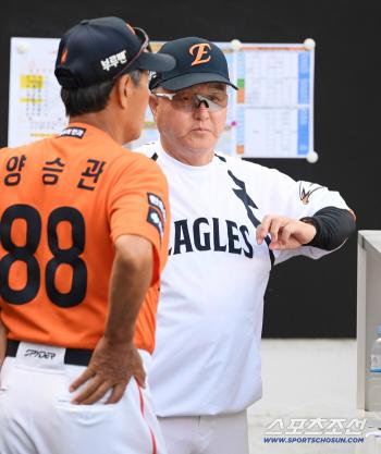  Director Kim Kyung-moon is chasing first place