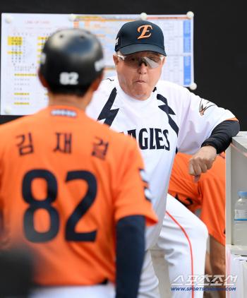  Director Kim Kyung-moon is relaxed