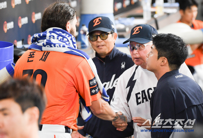  Director Kim Kyung-moon, who visited Ponce, is grateful for the ace pitching