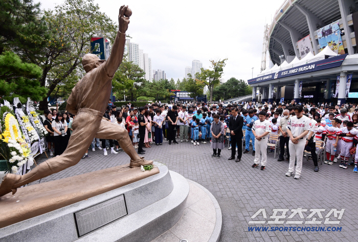  Director Kim Tae-hyung and Kim Won-joong attended the 14th anniversary ceremony of Choi Dong-won