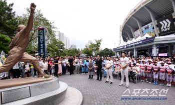  Director Kim Tae-hyung attends a memorial ceremony for the 14th anniversary of Kim Won-joong Choi Dong-won