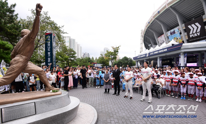  Director Kim Tae-hyung attends a memorial ceremony for the 14th anniversary of Kim Won-joong Choi Dong-won