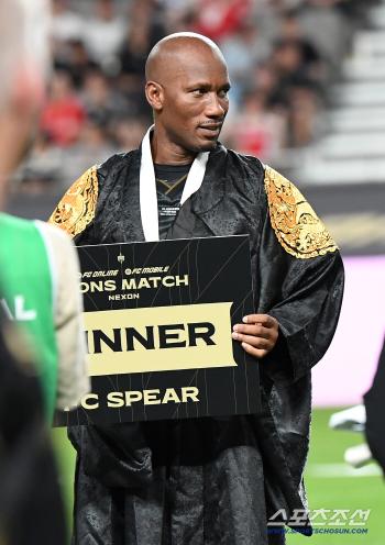  Drogba in Hanbok, FC Spear won the event match