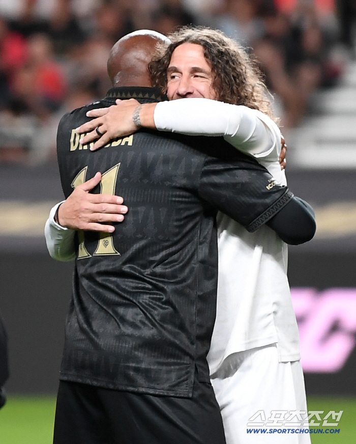  Drogba Puyol, a hot hug