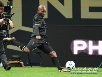  Drogba who participated in the curve challenge
