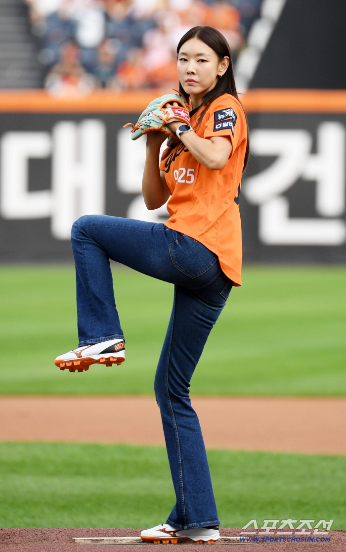  Han Hye-jin wore baseball boots and threw the first pitch from the pitching board