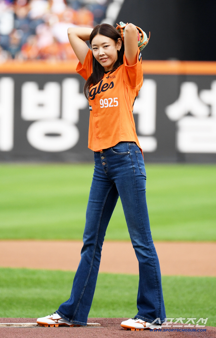  Han Hyejin, get on the mound and throw the first pitch