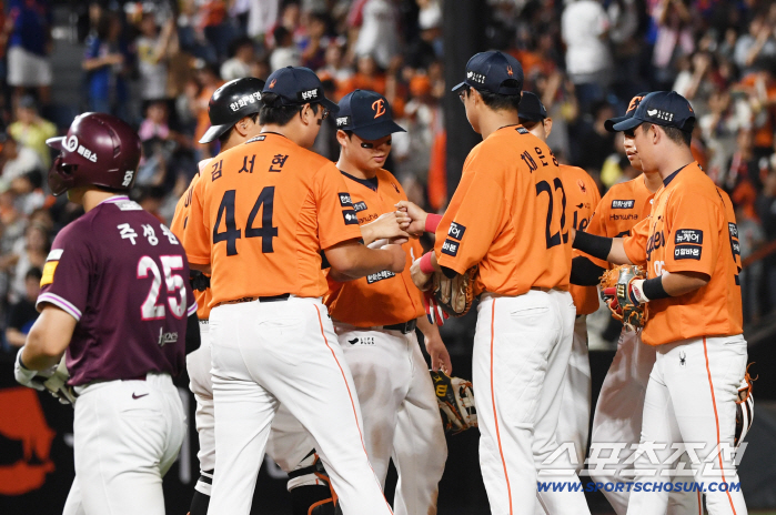  Hanwha's happy win