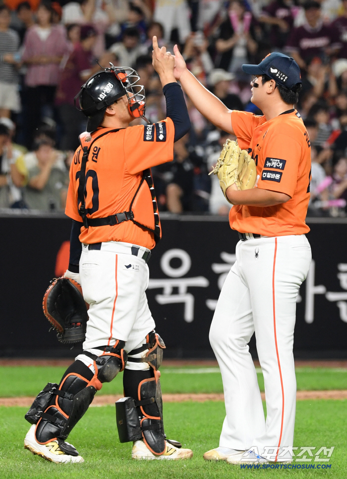  Hanwha's Lee Jaewon and Kim Seohyun's ceremony