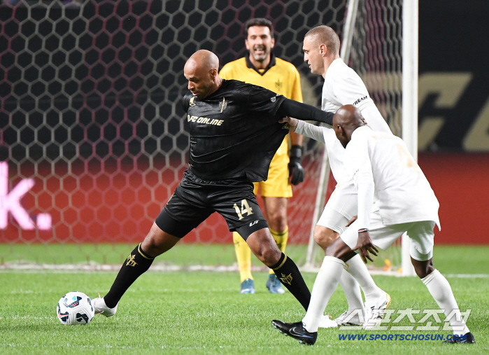  Henry's uniform is pulled by Vidic