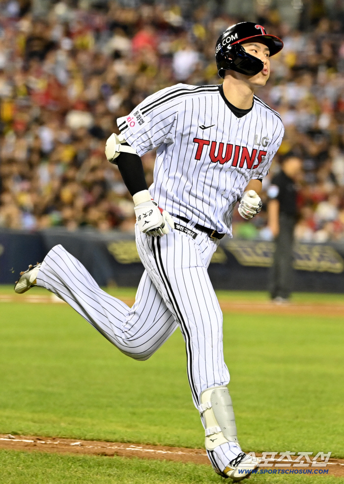  Hong Chang-ki's return hit with a thrilling hit from the first at-bat