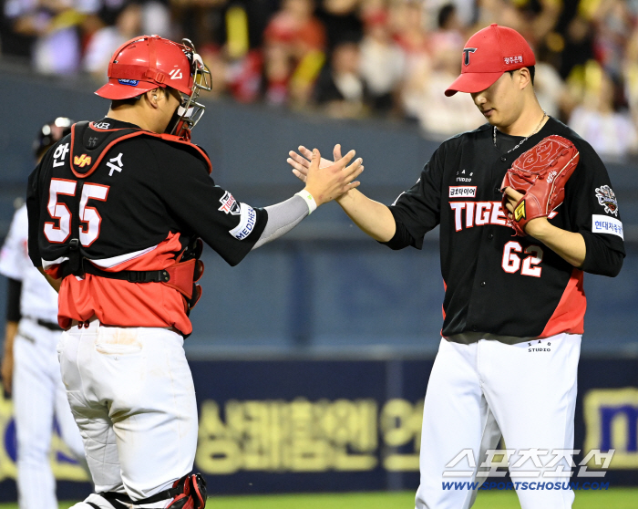  Jeong Haeyoung, Han Junsu, Seungri, high five