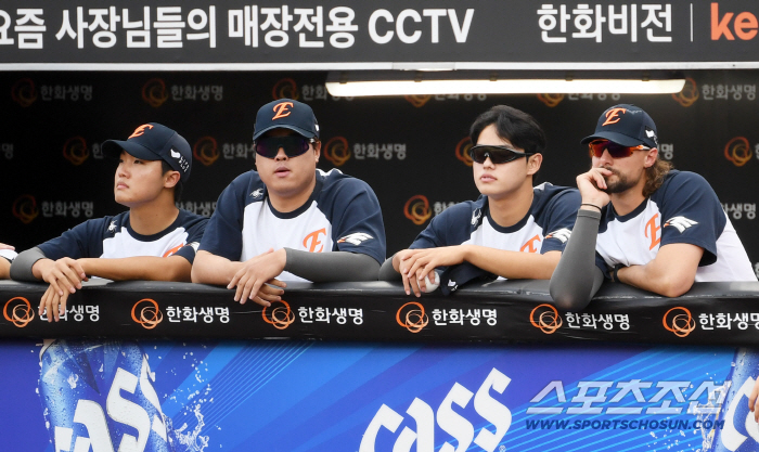  Jungwoo, Hyunjin, Moon Dongju, and TWICE, comfortably enjoy Ponce pitching