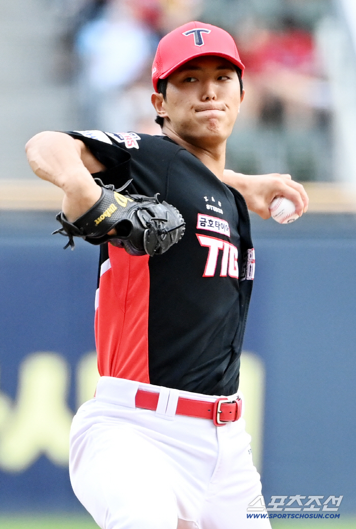  KIA starter Lee Eui-ri's hard throw