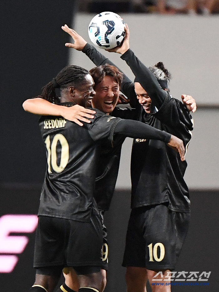  Koo Ja-cheol is congratulating Ronaldinho
