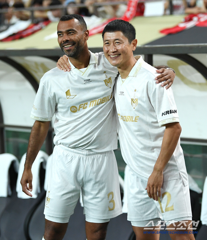  Lee Young Pyo greets Ashley Cole