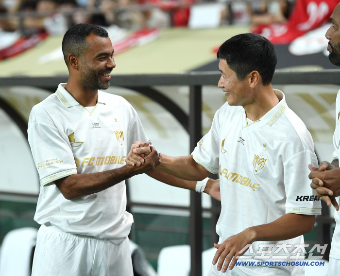  Lee Young Pyo greets Ashley Cole