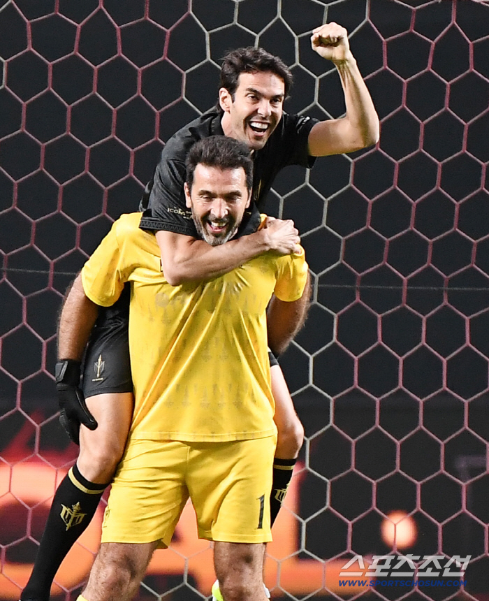  Let's score a Buffon goal. Kaka on his back