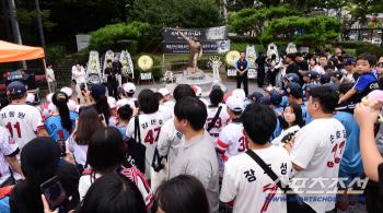  Lotte baseball fans commemorate Choi Dong-won's 14th anniversary
