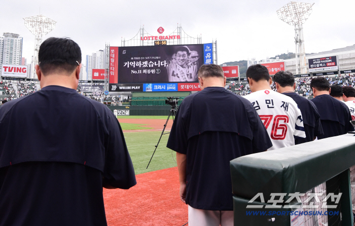  Lotte manager Kim Tae-hyung pays silent tribute to Choi Dong-won