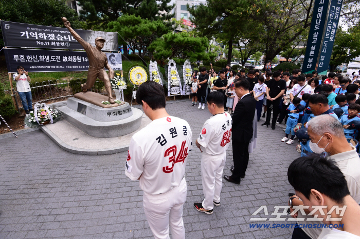  Lotte players and Busan baseball fans commemorating Choi Dong-won
