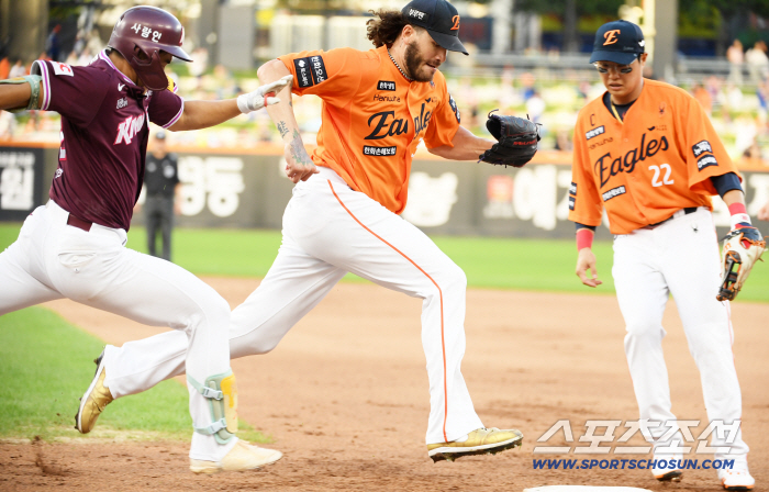  The match at Ponce 1st base