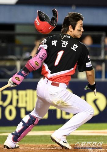  Park Chan-ho makes a timely hit and his helmet falls down at the same time as he swings