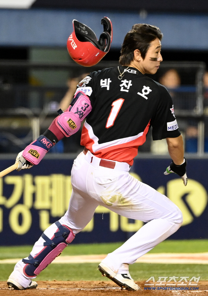  Park Chan-ho makes a timely hit and his helmet falls down at the same time as he swings