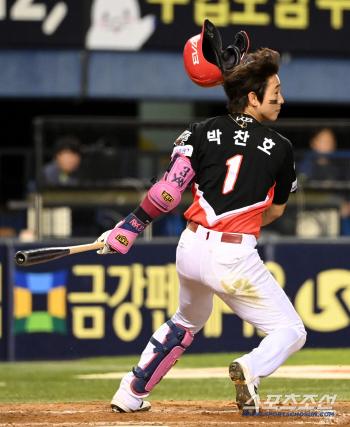  Park Chan-ho makes a timely hit even if his helmet comes off