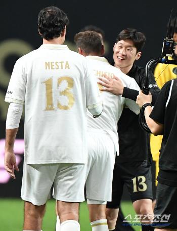  Park Ji-sung hugs Marcisio