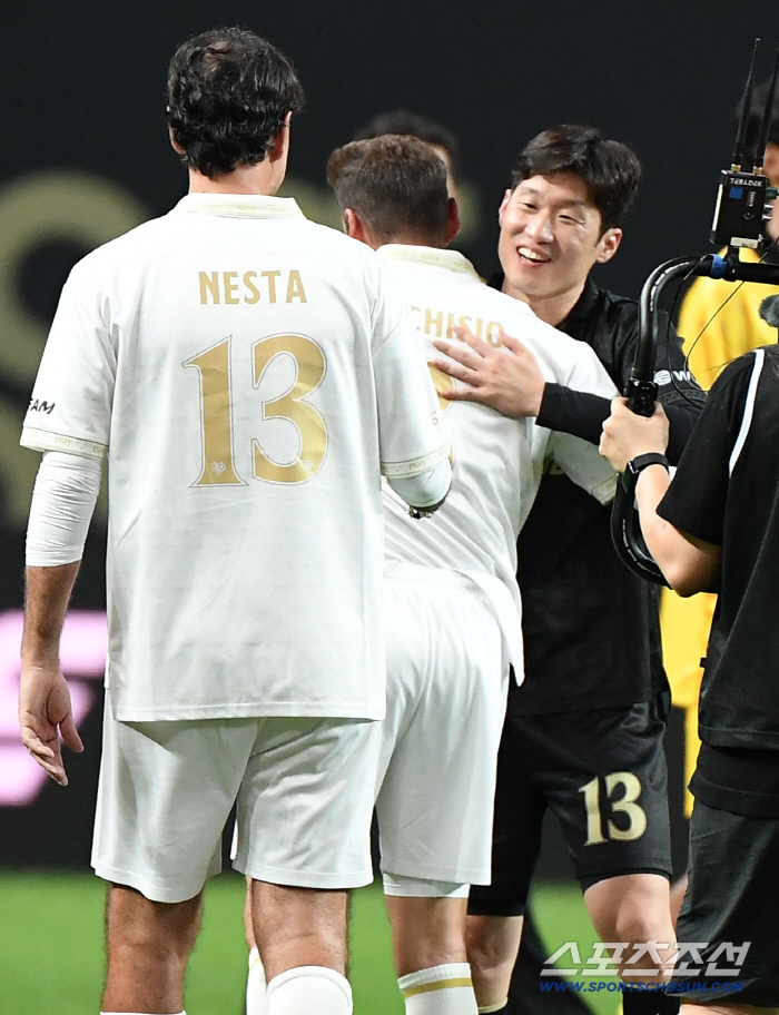  Park Ji-sung hugs Marcisio