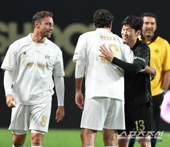  Park Ji-sung hugs Nesta