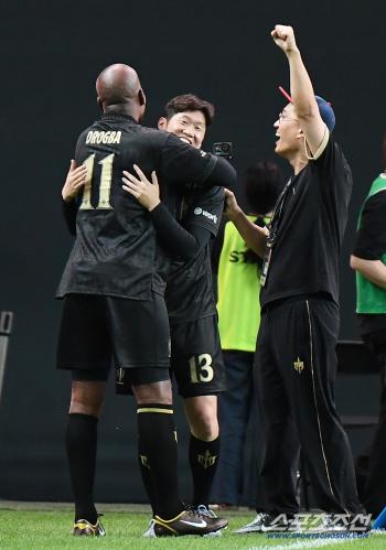  Park Ji-sung scored a corner kick goal, and Drogba is happy