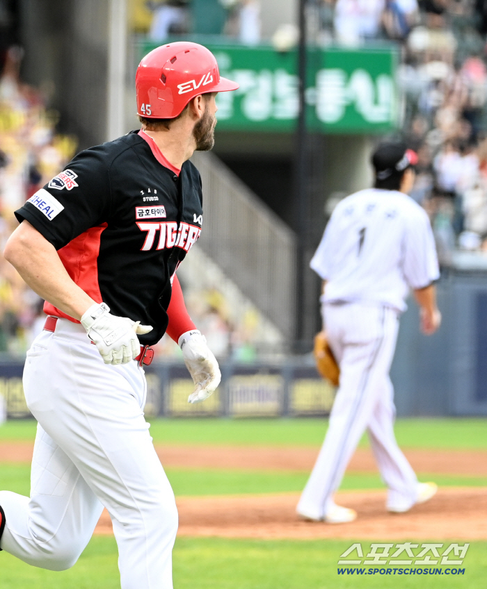  Preemptive solo shot Wisdom, looking at the home run ball