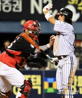  Shin Minjae and Han Junsu, who said they touched the bat, continue tagging