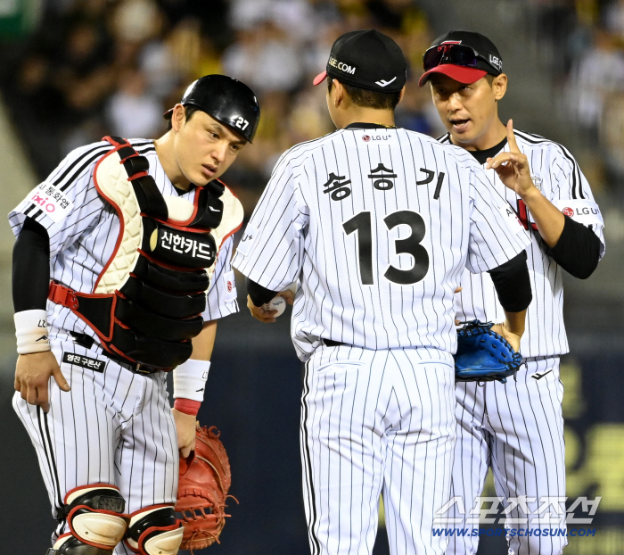 Song Seung-ki takes the mound in the 8th inning and has to go without losing a point