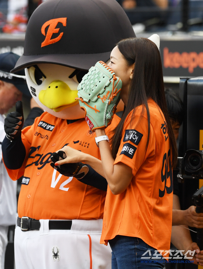  Wearing Han Hyejin Eagles uniform
