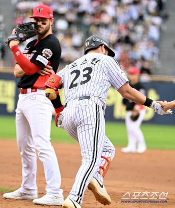  Wisdom looking at Austin for a come-from-behind two-run shot