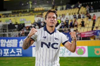 Seoul E-Land, undefeated in seven games, tries to catch its natural enemy Suwon Samsung at home for three consecutive wins