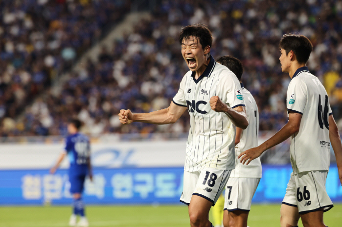 Seoul E-Land, undefeated in seven games, tries to catch its natural enemy Suwon Samsung at home for three consecutive wins