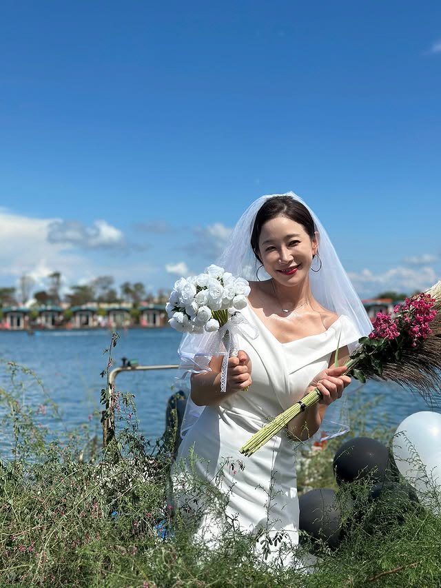 Surprise Kim Ha-young is getting married today (13th)..a bride in a wedding dress and a life jacket