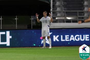 Suwon, which broke the 6th E-Land jinx in five games, and Kimpo, who won after five consecutive Ilyuchenko winning goals, tied Gyeongnam with 20 E-Land 