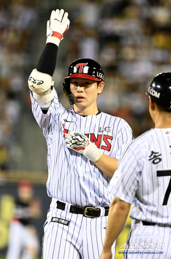 That's why Hong Chang-ki, Hong Chang-ki waited so long. Returning at-bat in four months, hitting as if it were natural. 