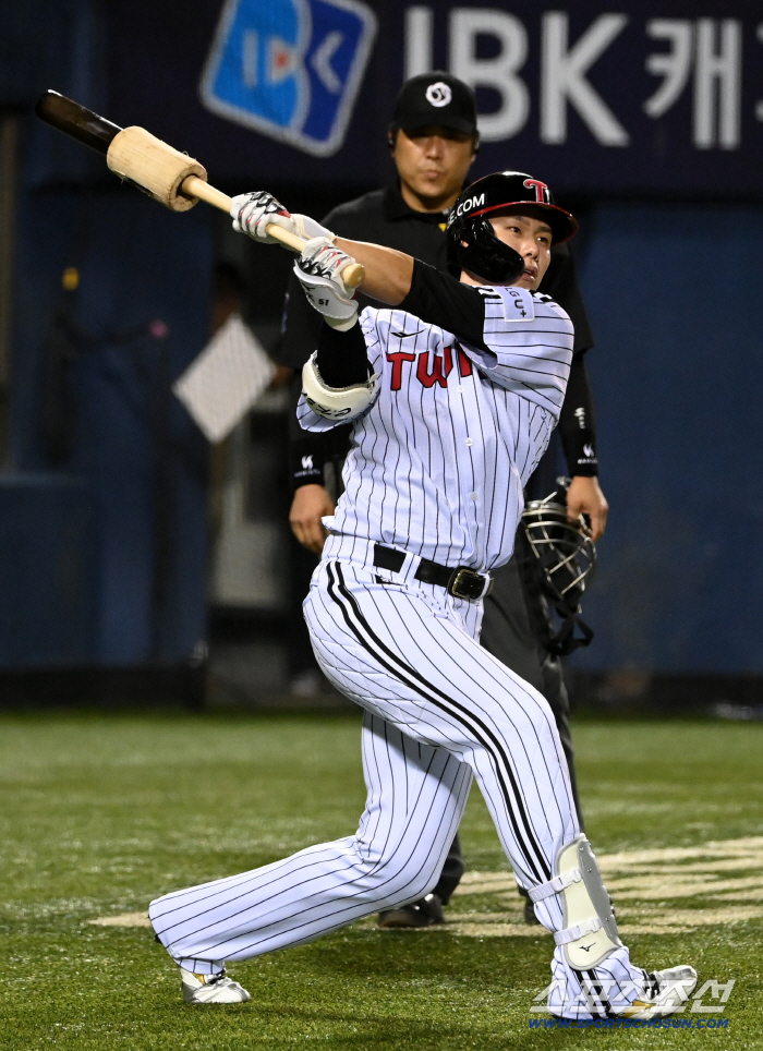 That's why Hong Chang-ki, Hong Chang-ki waited so long. Returning at-bat in four months, hitting as if it were natural. 