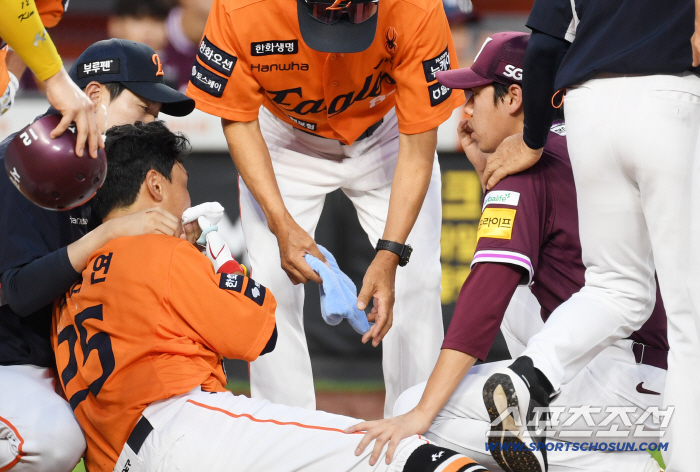 140km head shot shock, Kim Tae-yeon fell down and put her hand on Ha Young Min's legs that she was really worried about. I'm sorry. I don't know what to do