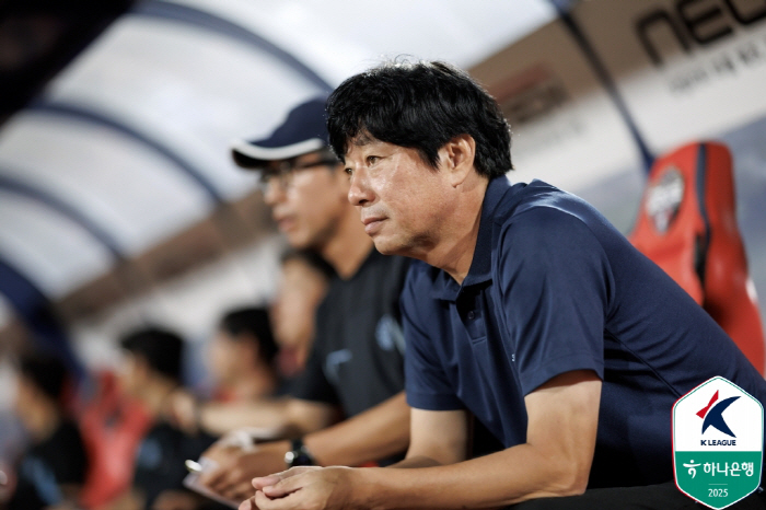 Director Kim Byung-soo, who gave credit to the fans, started cheering again, and it was a great help. 